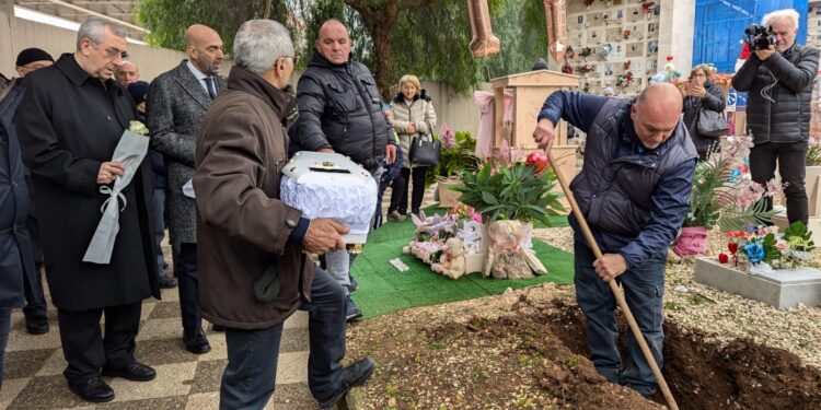 Funerale bambino culla termica