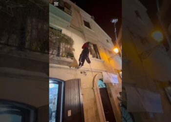 Bari Vecchia, Ecco La Befana Che Vien Dall’alto: “magico Momento Di Gioia Per Grandi E Piccini” – Video