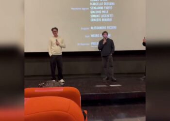 Nunziante E Angelo Duro A Bari, Siparietto Dopo Il Film. Lo Sfottò: “in Tv Non Lo Vuole Nessuno” – Video