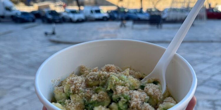 Orecchiette street food Bari vecchia