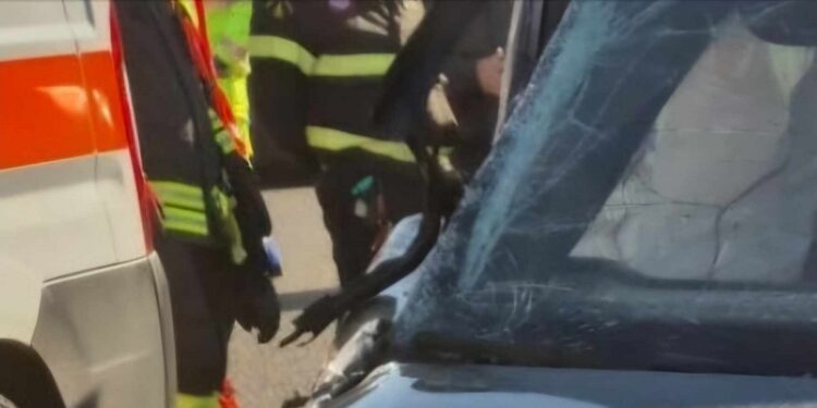 Vigili Del Fuoco Ambulanza Incidente Giorno