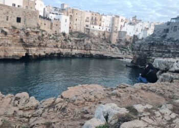 Il Cantante Misterioso E Solitario Di Polignano A Mare: Canta Alle Onde E Commuove I Passanti – Video