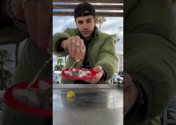 Influencer Lituano In Vacanza A Bari Assaggia Il Polpo Crudo: La Reazione è Inaspettata – Video