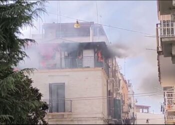 Maxi Incendio A Ruvo, Fiamme Al Terzo Piano Di Una Palazzina: Distrutta La Mansarda – Video E Foto