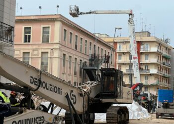Crollo palazzina demolizione
