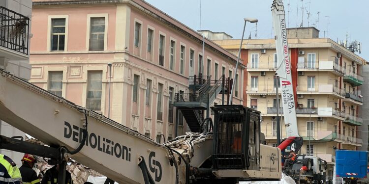 Crollo palazzina demolizione