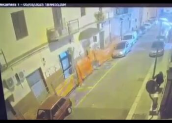 Bari, Il Momento Del Crollo Del Palazzo: è Venuto Giù In Pochi Secondi. Passante Illesa Per Miracolo – Video