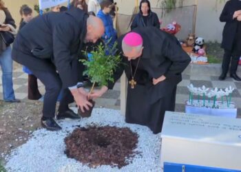 Bari Ricorda Angelo, Il Neonato Morto Nella Culla Termica: La Cerimonia Al Cimitero – Video