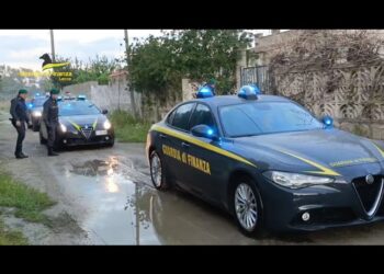 Chiede Denaro Per Far Dormire Una Coppia Senza Fissa Dimora In Auto E Picchia La Donna: Arrestato – Video