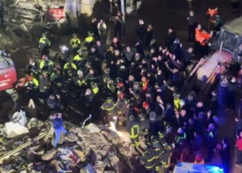 Crollo Palazzo A Bari, Donna Estratta Viva Dalle Macerie: I Pompieri Esplodono In Un Applauso – Video
