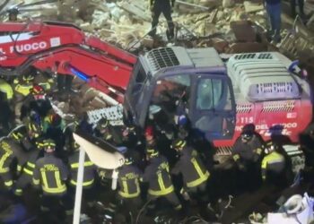 Crollo Palazzo A Bari, Il Corridoio Dei Vigili Del Fuoco Per Portare La Donna 74enne All’ambulanza – Video