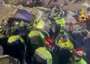Crollo Palazzo A Bari, Il Video Del Recupero Di Rosalia De Giosa. I Vigili La Incoraggiano: “forza!” – Video