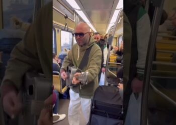 Giuliano Sangiorgi Dei Negramaro Canta “mentre Tutto Scorre” Sul Tram: “È Nata Qui 20 Anni Fa” – Video