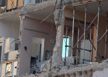 Quello Che Resta Dopo Il Crollo A Bari: Abiti E Un Orologio Al Muro, La Vita Sospesa Di Via Pinto 16 – Video