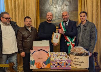 16 04 25 Sindaco Di Bari Riceve A Palazzo Di Città I Giovani Pasticceri Pugliesi Vicintori Del Concorso Per La Produzione Della Miglior Colomba 1