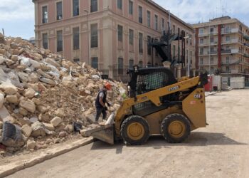 23 04 25 Avviate Le Operazioni Di Rimozione Delle Macerie Della Palazzina Crollata In Via De Amicis