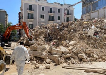 29 04 25 Proseguono I Lavori Di Rimozione Delle Macerie Della Palazzina Crollata In Via De Amicis 2