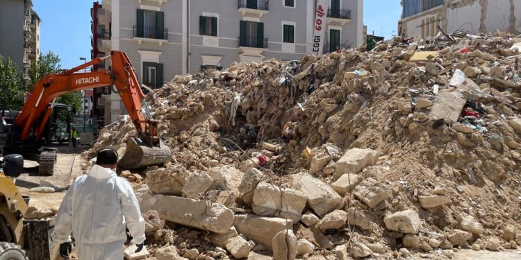 29 04 25 Proseguono I Lavori Di Rimozione Delle Macerie Della Palazzina Crollata In Via De Amicis 2