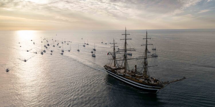 Nave Vespucci Arrivo Brindisi Con Accoglienza Delle Imbarcazioni (1)