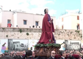 A Bari Vecchia La Processione Dei Misteri, I ‘portatori’: “con Questo Rito Ci Si Sente Meglio” – Video