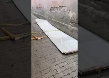 Vento Forte A Bari, Paura Al Libertà: Volano Pezzi Di Pergolato Al Mercato Rionale Di Via Nicolai – Video