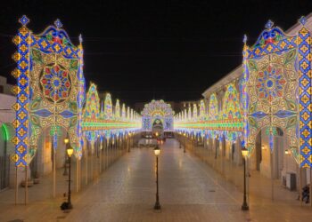 07 05 25 Domani L'accensione Delle Luminarie Di Piazza Del Ferrarese Oltre 72mila Lampadine A Led 1
