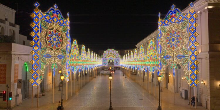 07 05 25 Domani L'accensione Delle Luminarie Di Piazza Del Ferrarese Oltre 72mila Lampadine A Led 1