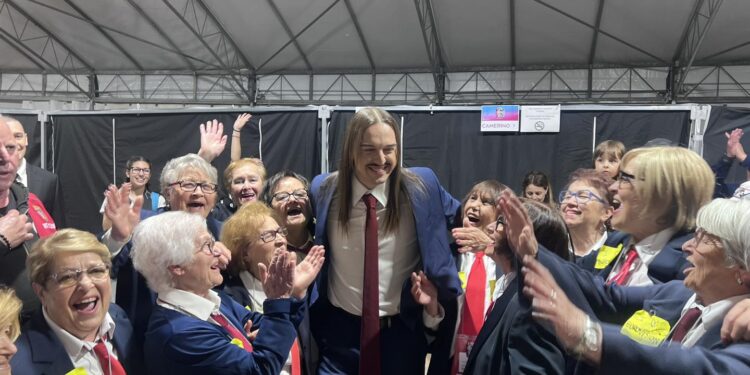 Tommy Cash Con Le 'nonne Di Ostuni'