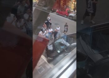 Bari, A Lafeltrinelli Arriva Alessandra Amoroso: L’abbraccio Dei Fan è Più “amore Puro” Che Mai – Video E Foto