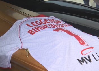 Bari, L’ultimo Saluto A Gianni Antenucci. L’affetto Dei Tifosi In Una Maglia: “leggenda Biancorossa” – Video