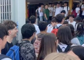 Maturità 2025, Le Prime Voci Degli Studenti A Bari Fra Canti, Esorcismi E Attesa: “abbiamo Pregato” – Video