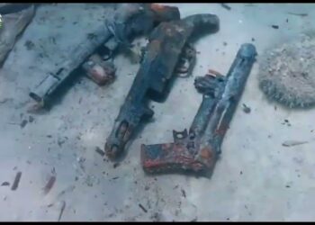 Strani Oggetti In Mare, Sul Fondale Ci Sono Due Kalashnikov E Tre Mitragliatrici: Il Ritrovamento – Video
