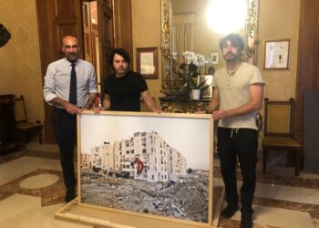 01 07 25 Stamattina Il Dono Al Sindaco Di Una Fotografia Scattata Da Antonio Ottomanelli A Khan Younis 3