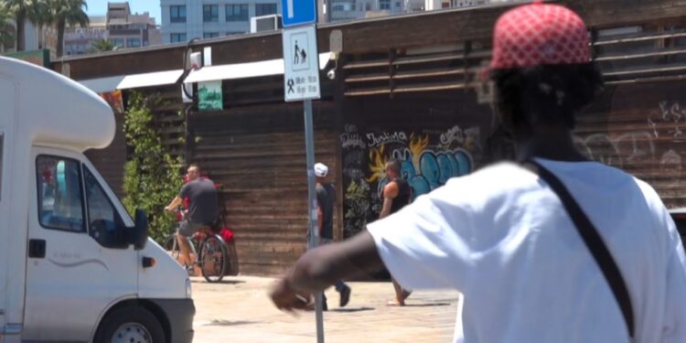 Bari, I Parcheggiatori Abusivi Incubo Degli Automobilisti: La Polizia Locale Li Ferma Ma Tornano Subito Liberi – Video