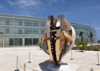 Scultura Arnaldo Pomodoro Davanti A Palazzo Consiglio