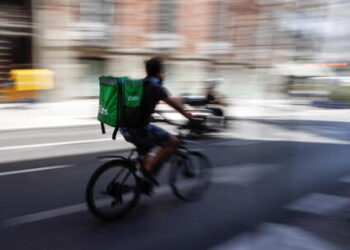 Rider Pedala 50 Chilometri Per Una Consegna, Cliente Si Pente