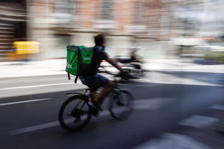 Rider Pedala 50 Chilometri Per Una Consegna, Cliente Si Pente