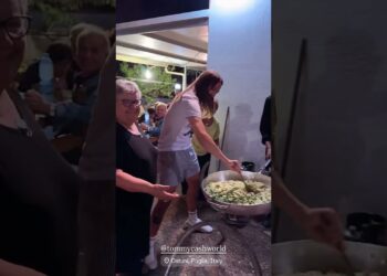 Ostuni, C’è Tommy Cash: Il Rapper Cucina Orecchiette E Incontra Le Nonnine Di Espresso Macchiato – Video
