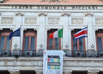 15 09 25 Bandiera Della Costa Rica Sulla Facciata Di Palazzo Della Città