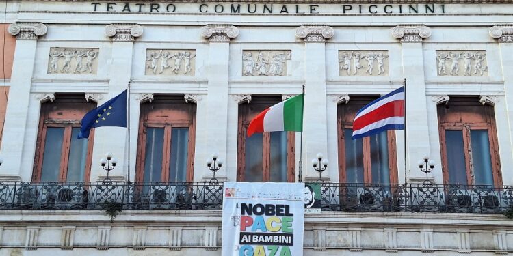 15 09 25 Bandiera Della Costa Rica Sulla Facciata Di Palazzo Della Città
