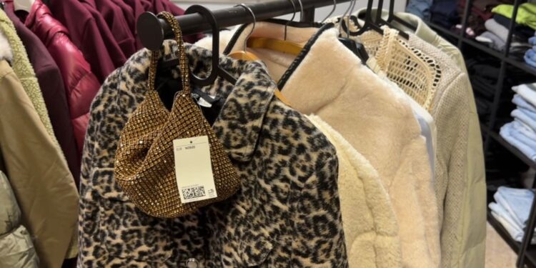 16 10 25 Apre A Bari Il Guardaroba Solidale Di Progetto Arca E Incontra Realizzato Grazie A H&m Italia 1
