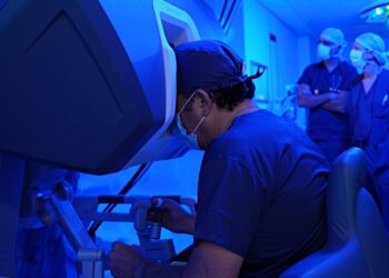 Il Prof. Giuseppe Speziale Alla Consolle Del Robot Da Vinci Ld
