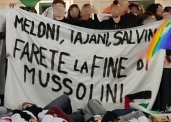 Striscione Manifestazione Bisceglie Con Meloni, Tajani E Salvini