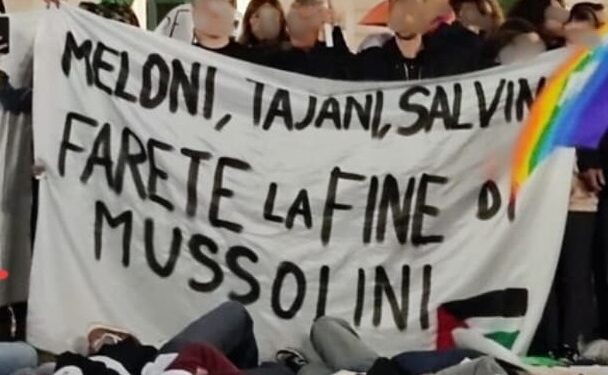Striscione Manifestazione Bisceglie Con Meloni, Tajani E Salvini