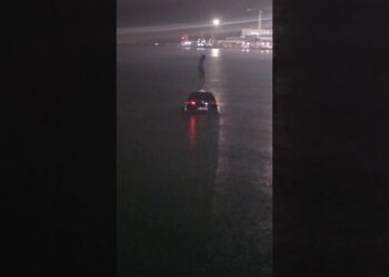 Bari, Finisce In Mare Con L’auto: In Piedi Sul Tettuccio In Attesa Dei Soccorsi – Foto E Video