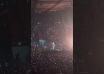 Da “la Musica Non C’è” A “le Luci Della Città”, Coez Incanta Bari. E Fa Cantare Tutto Il Palaflorio – Video E Foto