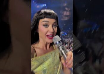 Katy Perry In Concerto A Bologna ‘ruba’ Il Telefono A Un Fan: “scusi, Where Are You From? Bari, Puglia!” – Video