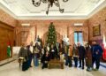 02 12 25 Oggi La Consegna Di Un Riconoscimento Dell’amministrazione Comunale Alle Titolari Della Profumeria Eugenia Foto