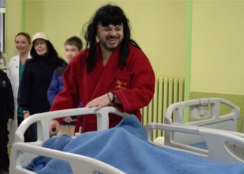 Bari, ‘mandrake’ Visita I Piccoli Pazienti Del Giovanni Xxiii: “che Bello Vedere Il Sorriso Sui Loro Volti” – Video