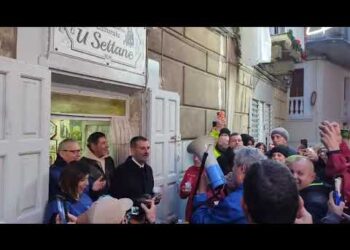 Dopo La Messa La Cioccolata Calda, Decaro Canta “sanda Necole Va Pe’ Mare” A Bari Vecchia – Video